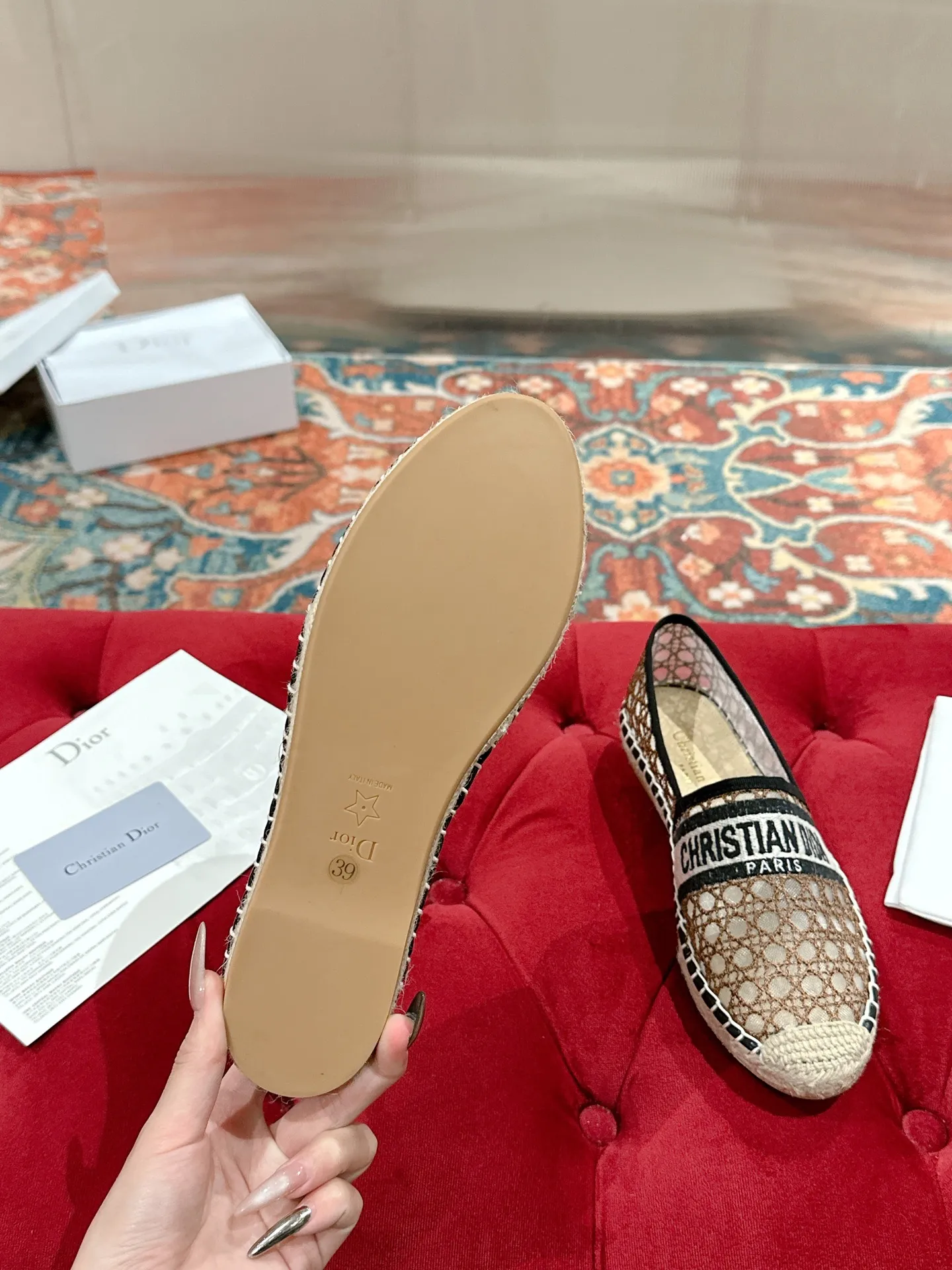 👟👟Ex-factory price 440👟👟 Dior DIOR's new popular early spring fisherman shoes 🆕 Simple, elegant and fashionable, timeless and timeless, it is a classic that will never fade away in the fashion circle, retro fisherman shoes. Original hand-woven surface, electric embroidery technology! Specific cloth surface and rubber outsole. Code number: 35-39 (40.41 customized, non-refundable)
